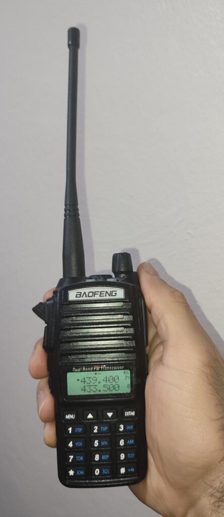 UHF/VHF bandında çalışan amatör telsizim. 439.400 MHz frekansı Zeytinburnu rölesine aittir.